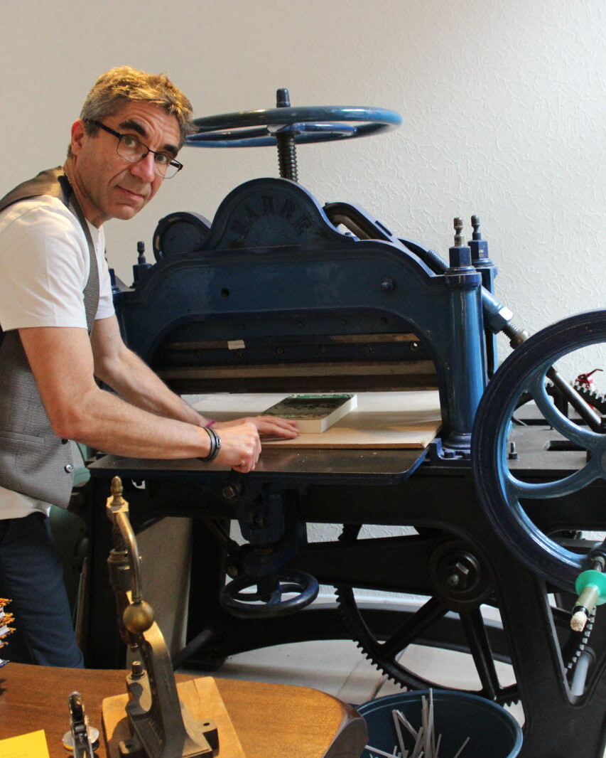 frederic-marat-utilise-le-massicot-ancestral-destine-a-rogner-les-pages-des-livres-au-bon-format-photo-ch-t-1709921103 frederic-marat-utilise-le-massicot-ancestral-destine-a-rogner-les-pages-des-livres-au-bon-format-photo-ch-t-1709921103