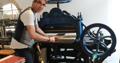 frederic-marat-utilise-le-massicot-ancestral-destine-a-rogner-les-pages-des-livres-au-bon-format-photo-ch-t-1709921103